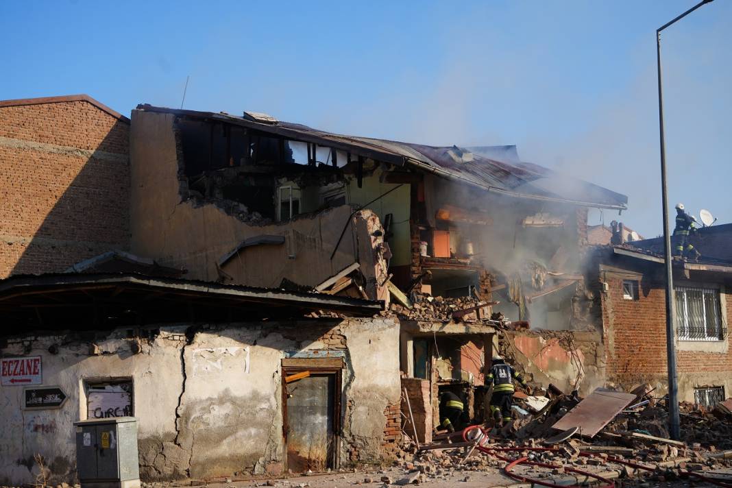 Erzurum'da doğalgaz patladı, ortalık savaş alanına döndü!  2 ev çöktü 1